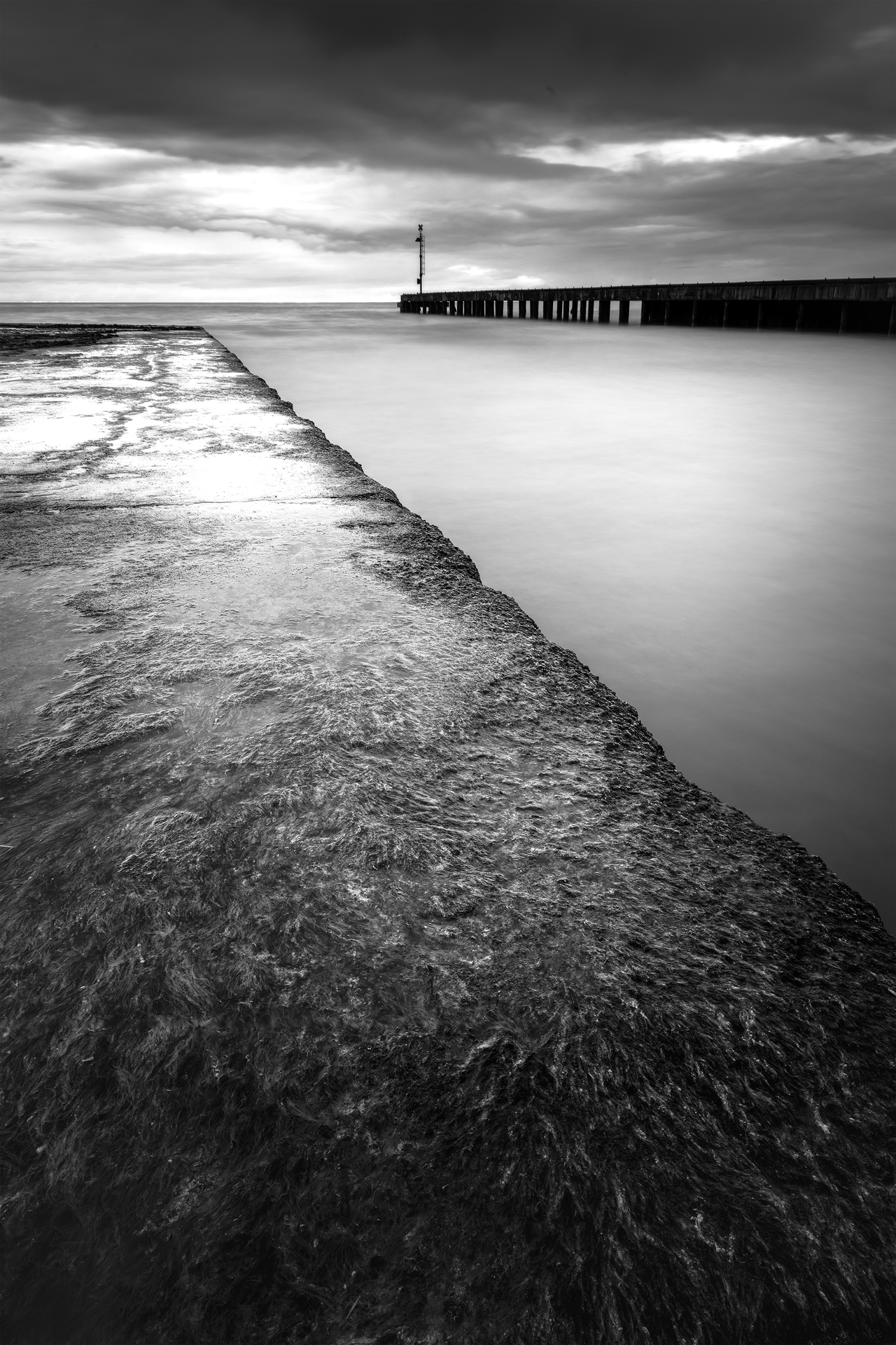 fotografia in bianco e nero, lunga esposizione, paesaggio marino, pontile, mare in tempesta, fotografia d'autore